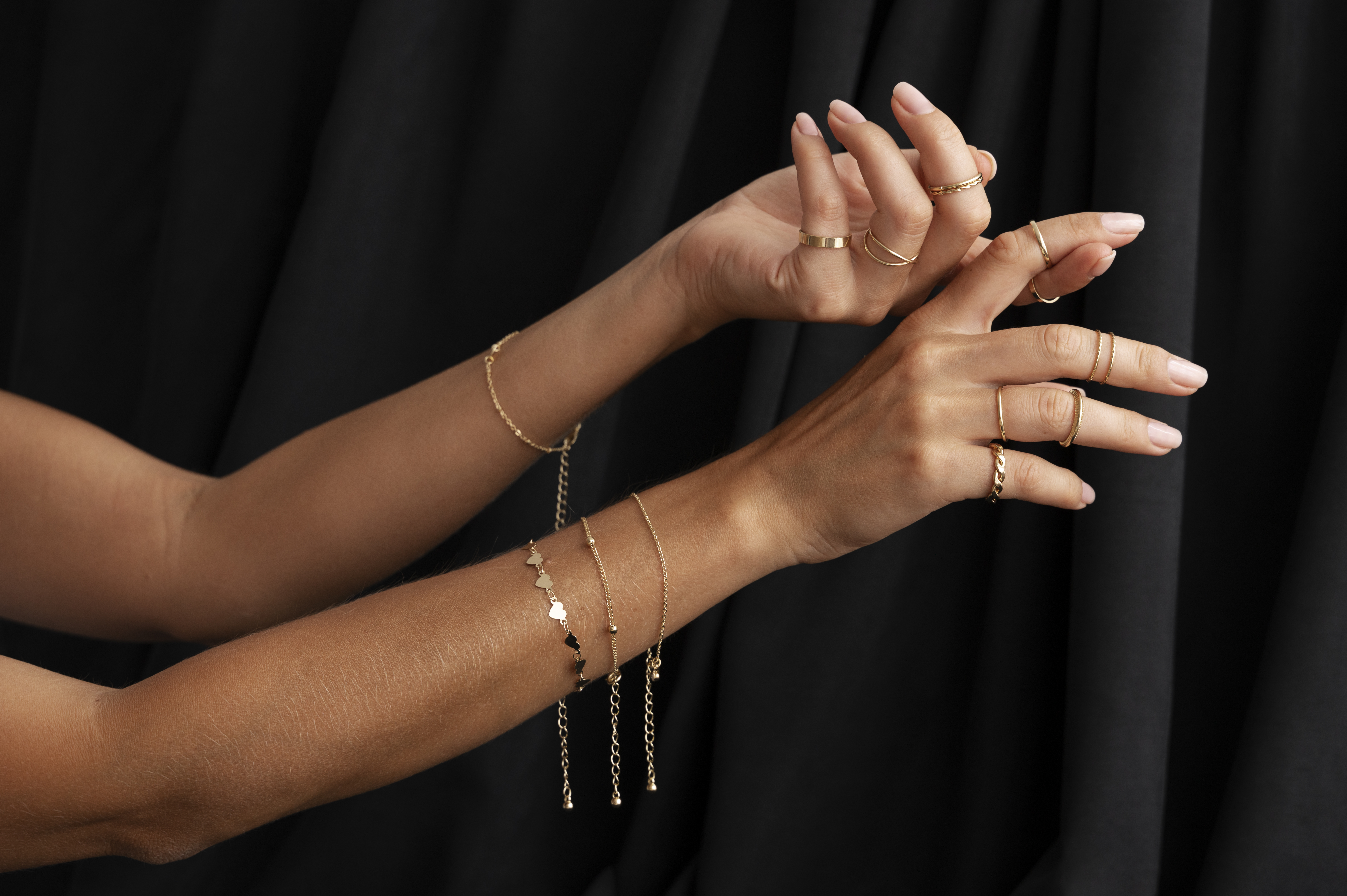 Velkommen til Lunea Studio woman s arms wearing golden jewelry